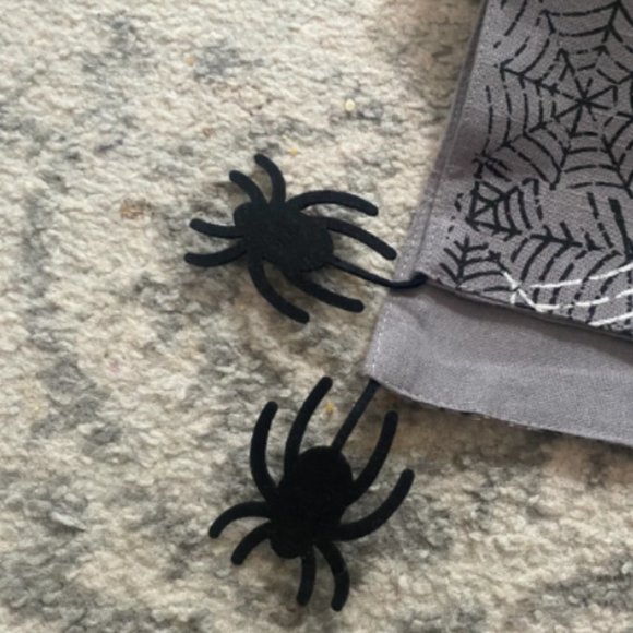 Halloween glow in the dark table runner with spiders - Picture 4 of 5